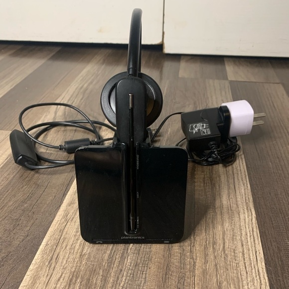 PLANTRONICS c054a wireless headset, USB and power cord included, works fine. - Picture 2 of 8
